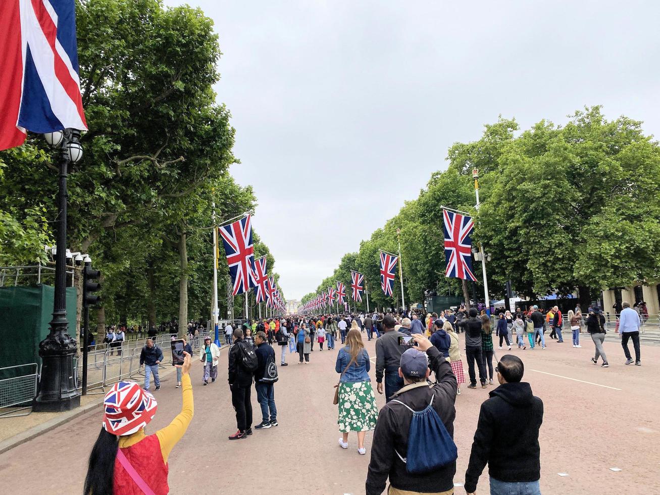 Londres en el Reino Unido en junio 2022. personas celebrando el reinas platino aniversario foto