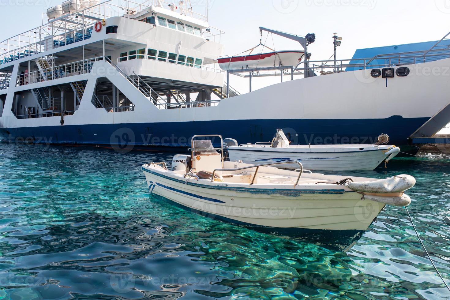 blanco barco y turista yate en el Oceano en un tropical isla de cerca foto