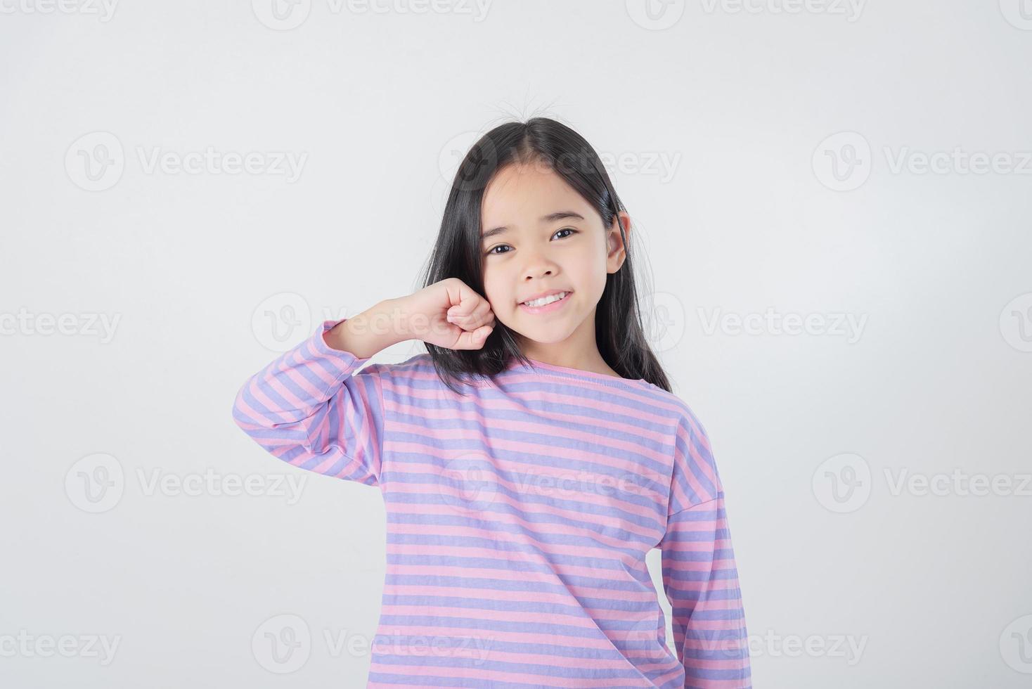 imagen de asiático niño posando en blanco antecedentes foto