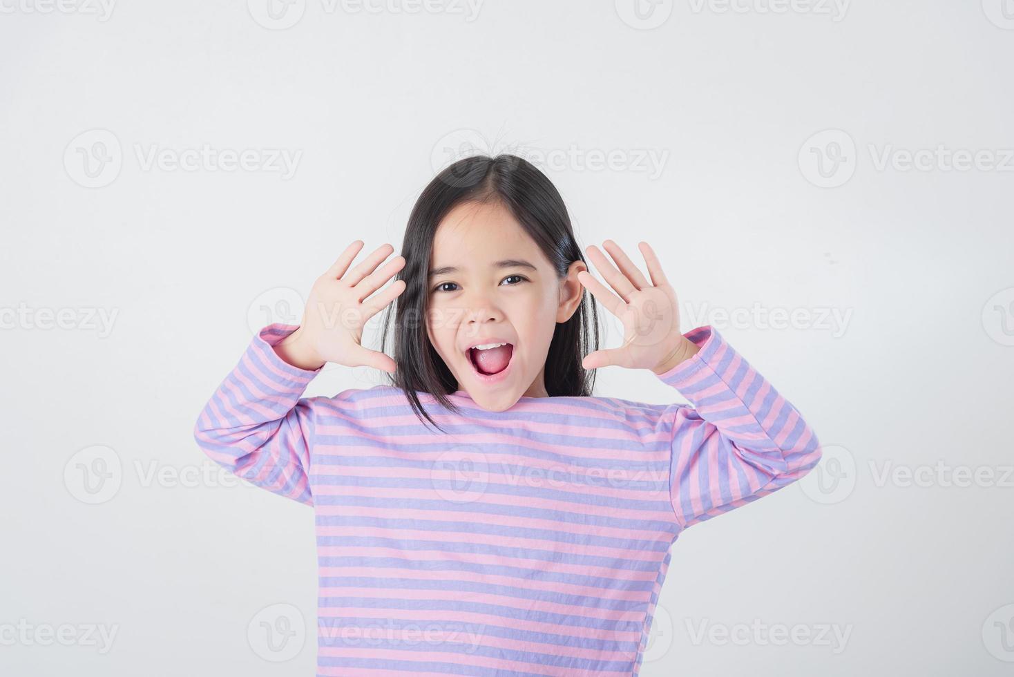 imagen de asiático niño posando en blanco antecedentes foto