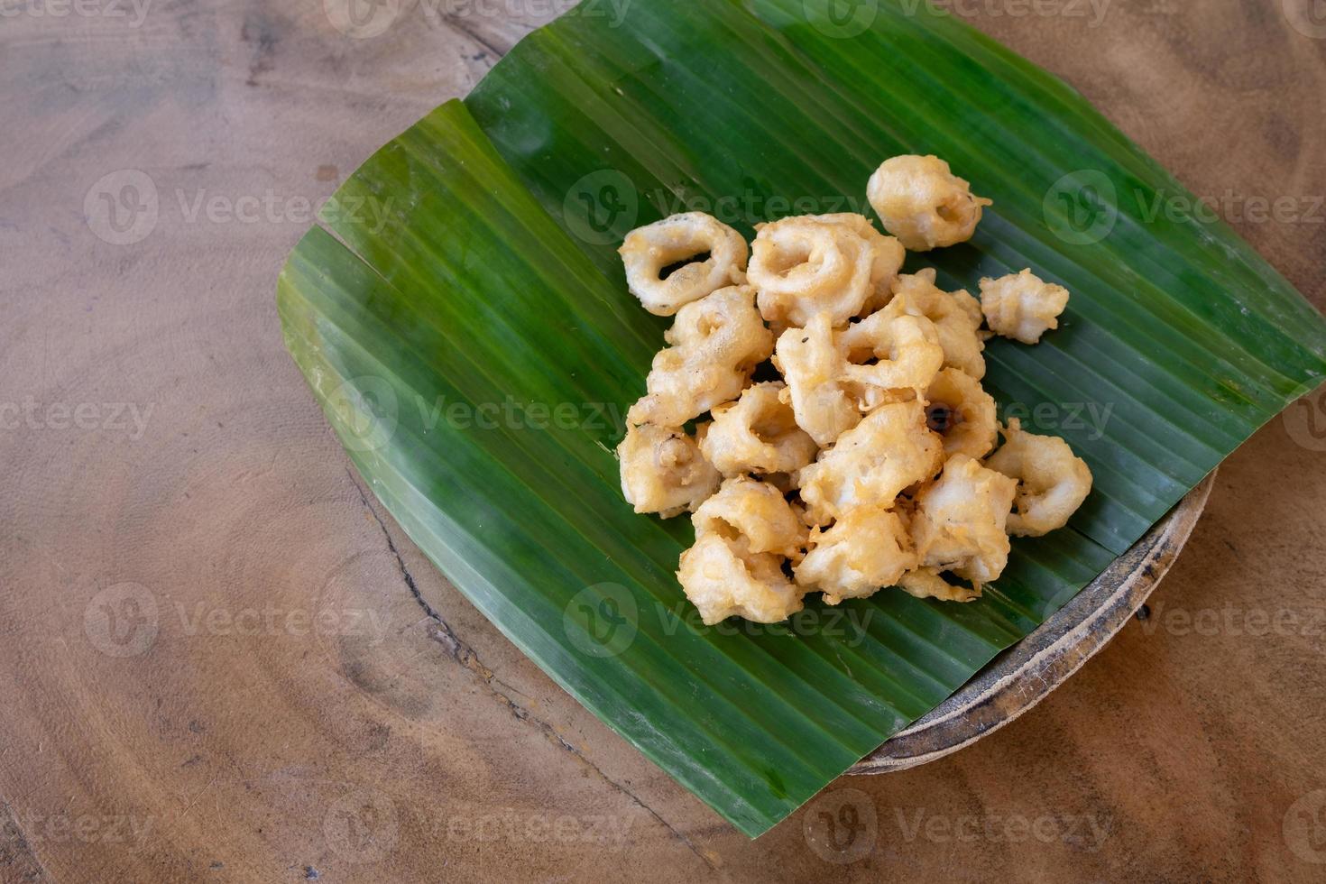 calamares, profundo frito calamar decorado parte superior en plátano hoja. cerca arriba disparo. foto