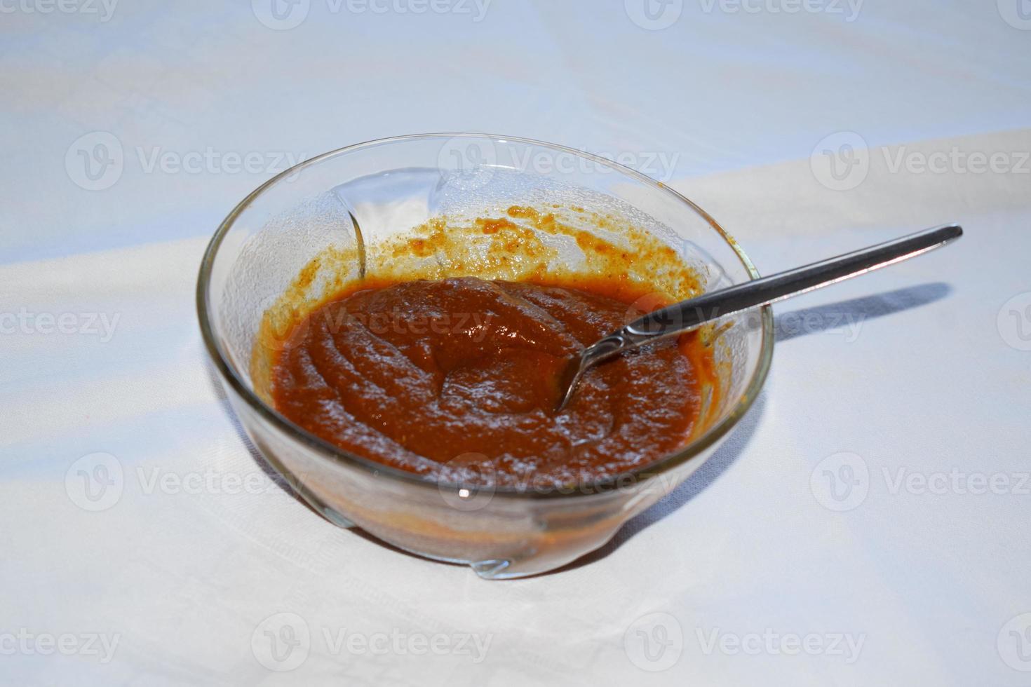 hecho en casa curry salsa en un vaso cuenco foto