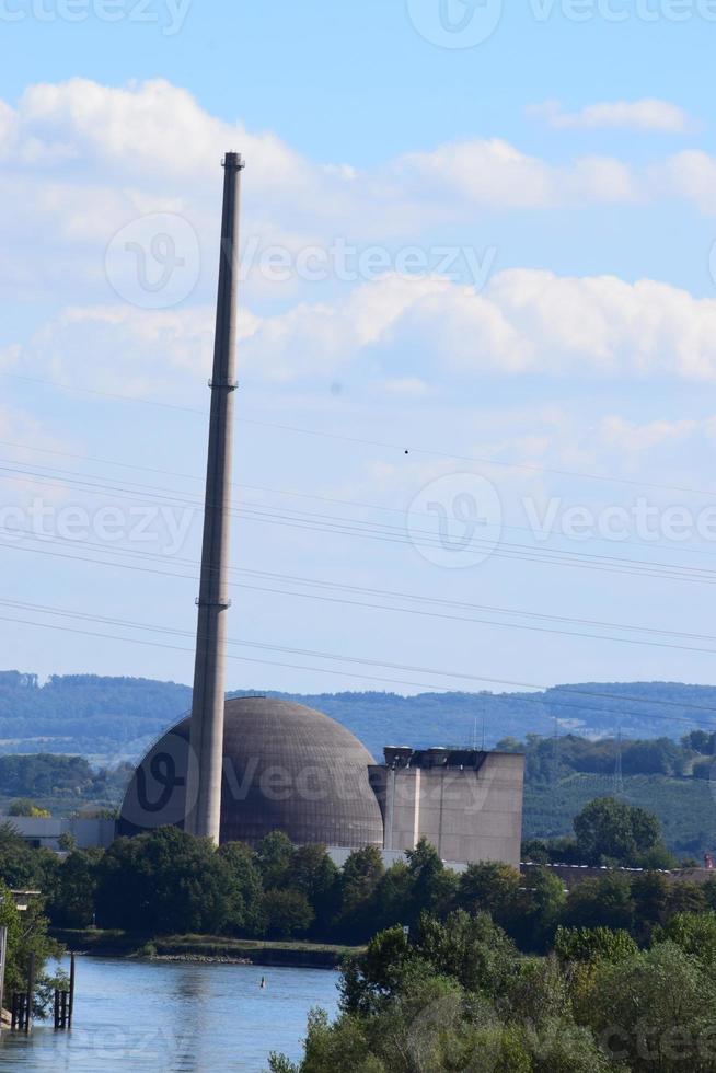 nuclear poder planta a el agua foto