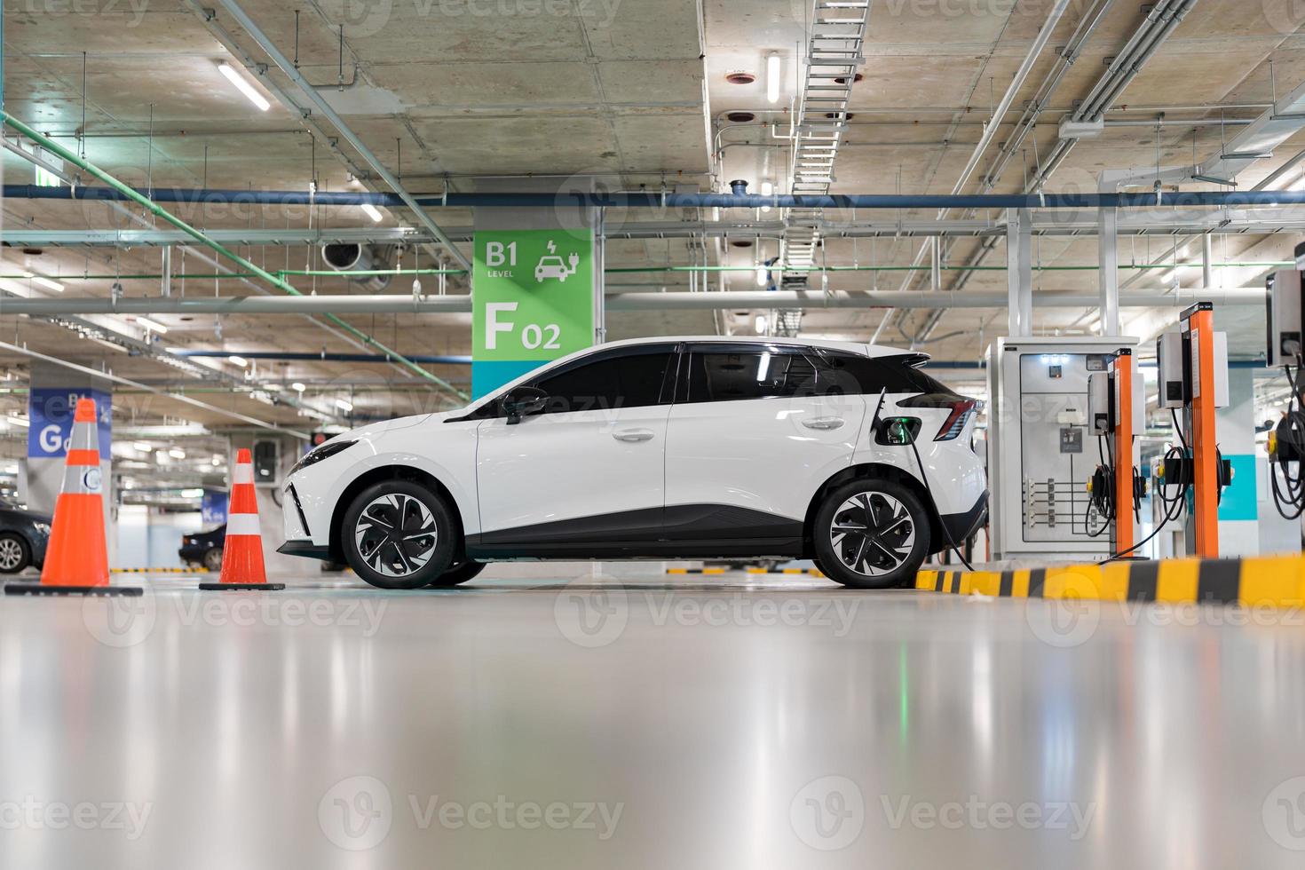 cargando de eléctrico carros a un cargando estación, automotor industria, transporte foto