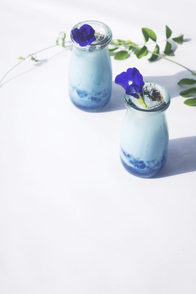 mariposa guisante azul té latté con azul jalea servido en un frasco. foto
