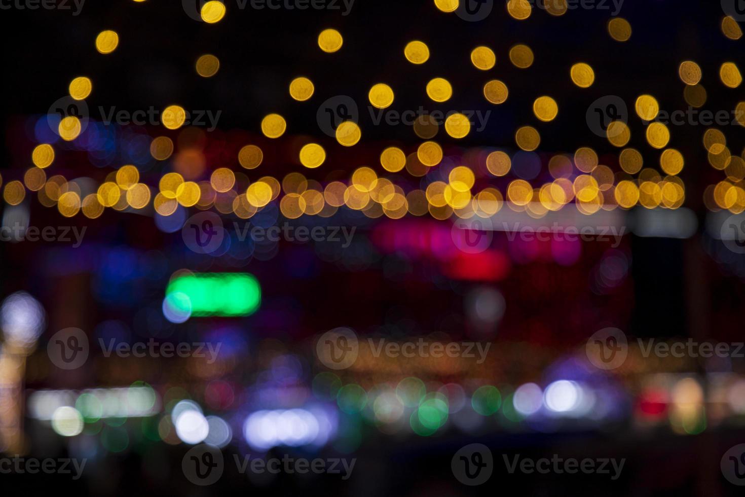 vistoso desenfocar resumen bokeh ligero efectos en el calle noche negro antecedentes textura fondo de pantalla foto