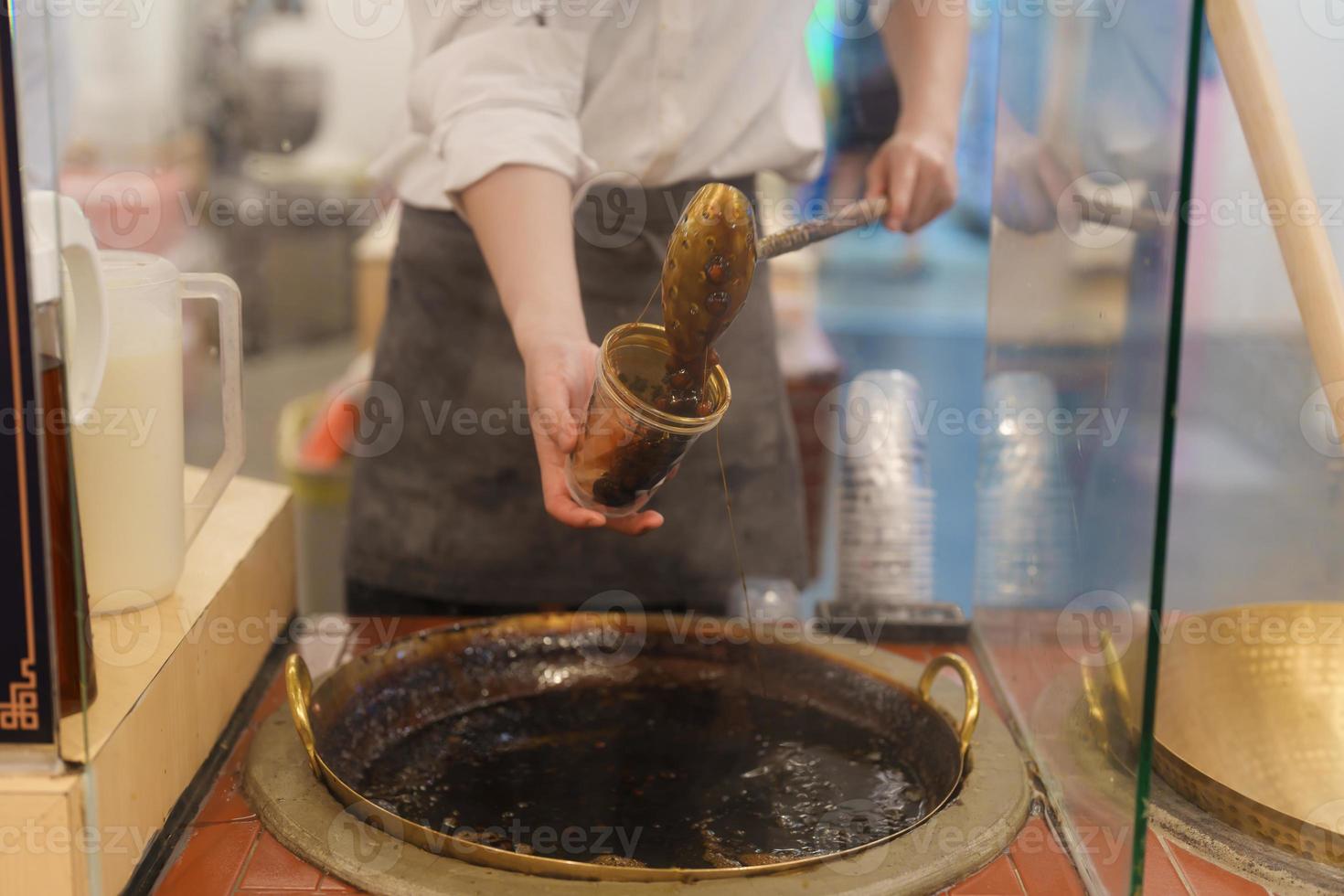 tapioca perlas con marrón azúcar boba Leche té a noche mercado, famoso taiwanés burbuja té de taiwán calle comida y viaje en ximiendo, taipei concepto foto