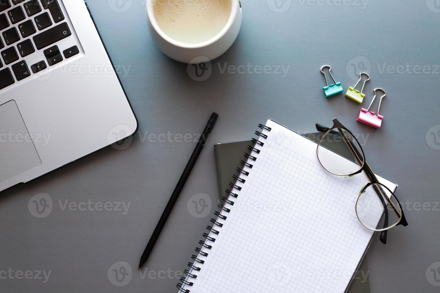 Flat lay desktop mockup notebook photo