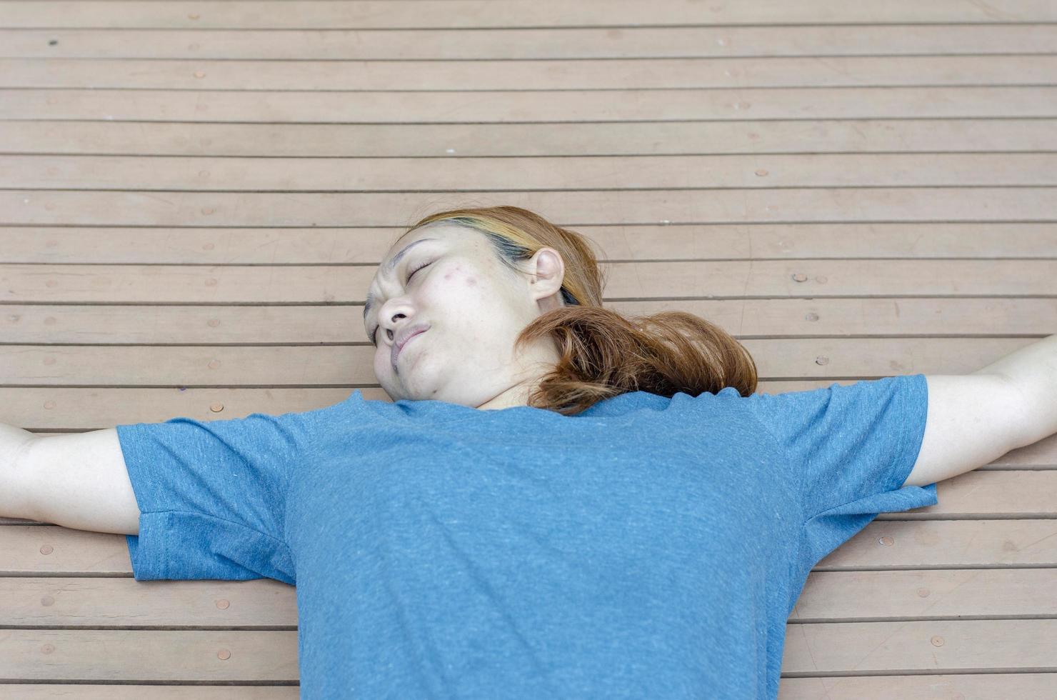 joven asiático mujer desmayo porque al aire libre de caliente clima foto