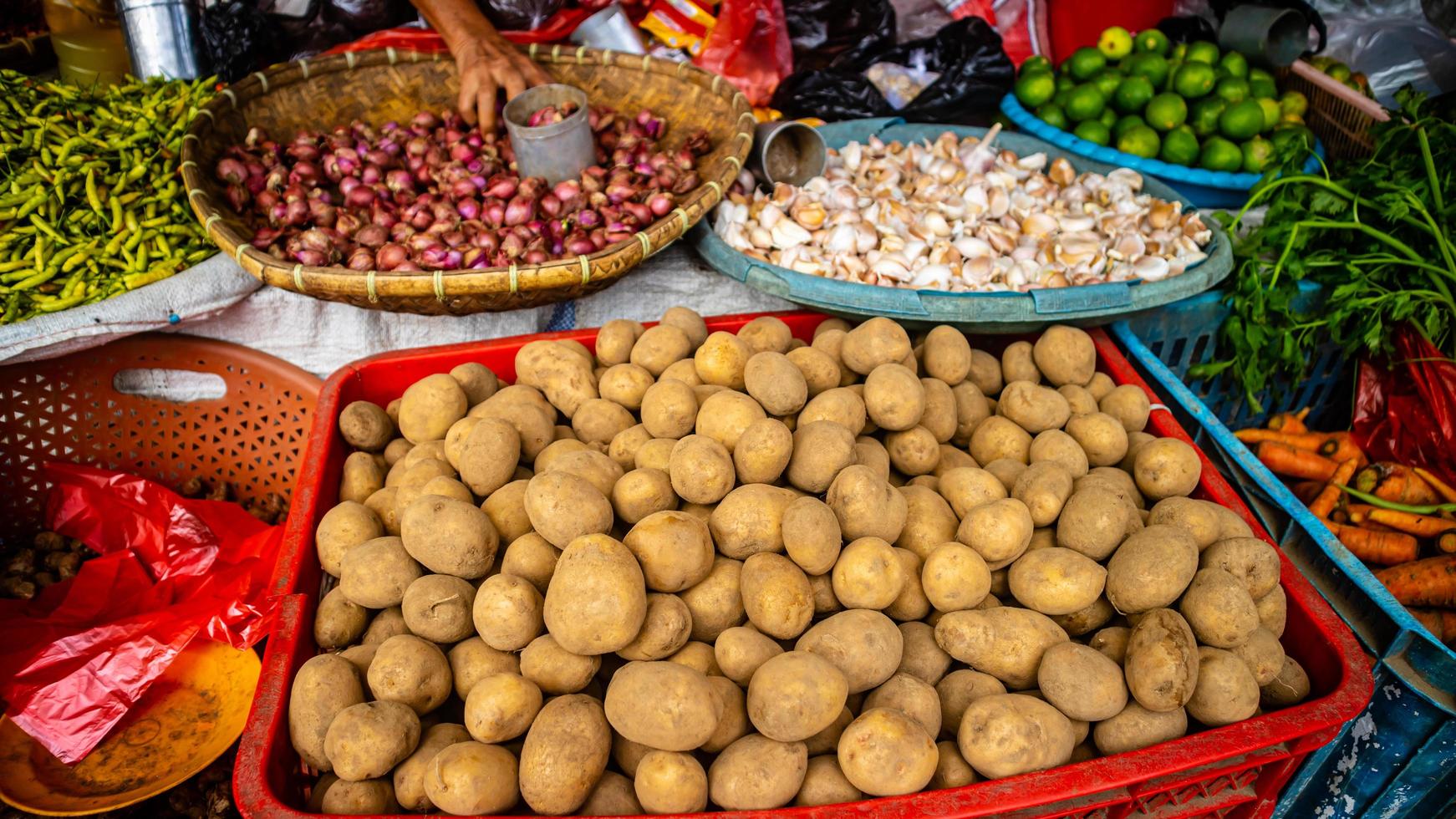 goods in the motoling traditional market photo