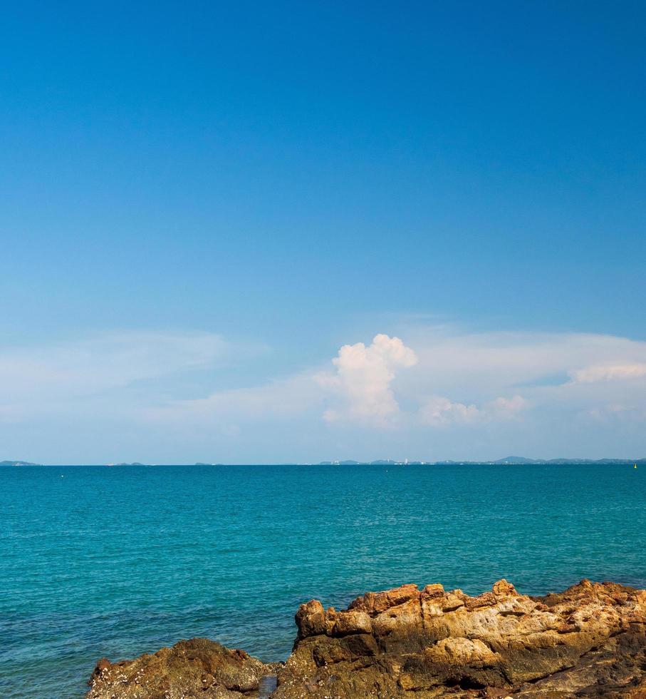 paisaje verano vista panorámica vista frontal naturaleza vista a lo largo de las montañas roca costa y mar océano, mirar cielo azul, horizonte viento brisa fresca, cómodo durante el día de viaje, relajarse, rayong, tailandia foto