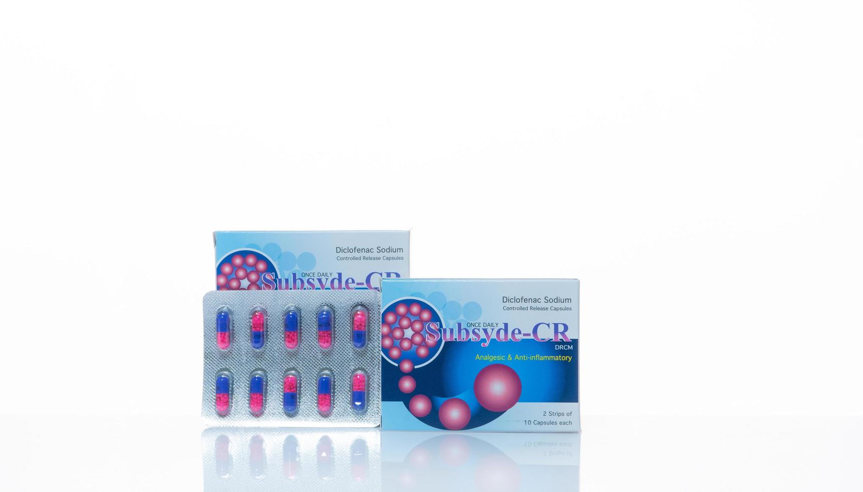 CHONBURI, THAILAND-JANUARY 30, 2022 Subsyde-CR strips and paper box package. Painkiller medicine. Diclofenac sodium in pink-purple controlled-release capsule pills. NSAIDs. Prescription drugs. photo