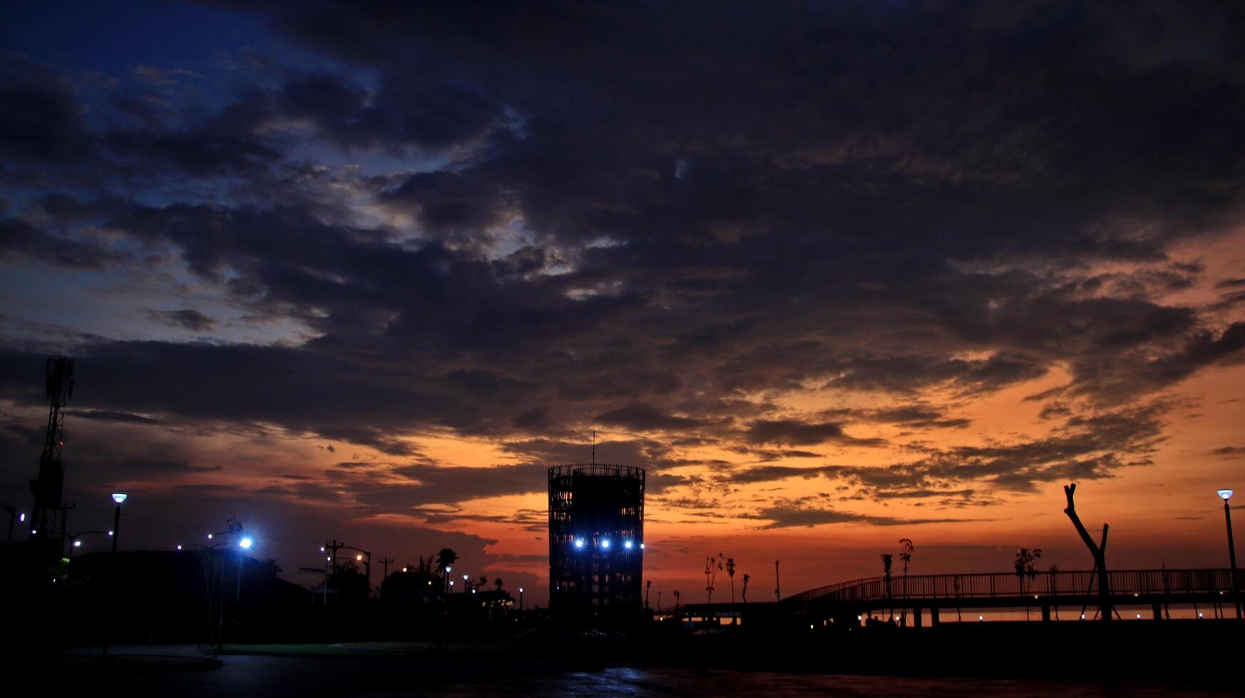 hermosa puesta de sol en la playa foto