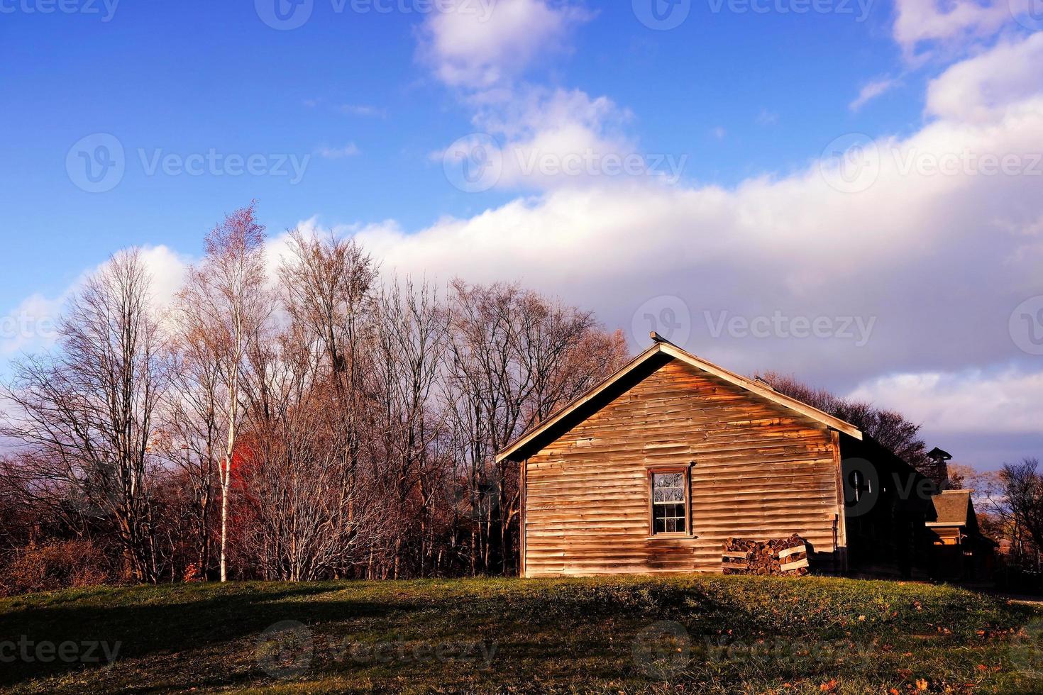antiguo de madera cabaña en el otoño con hermosa azul cielo. foto