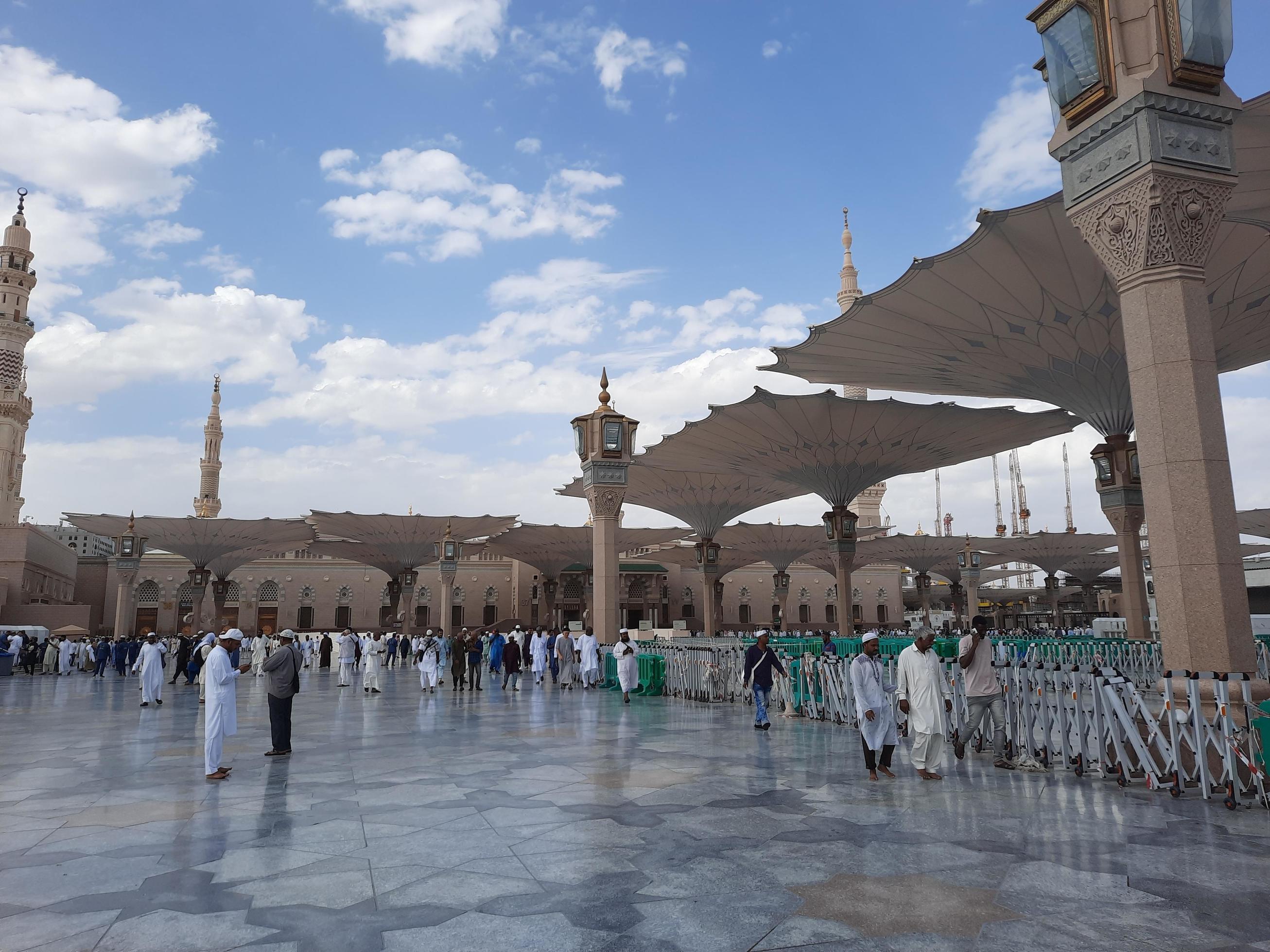 medina, saudi arabia, mayo 2023 - un hermosa tiempo de día ver de masjid  Alabama nabaui, medina exterior patio, peregrinos y mezquita marquesinas  25288314 Foto de stock en Vecteezy