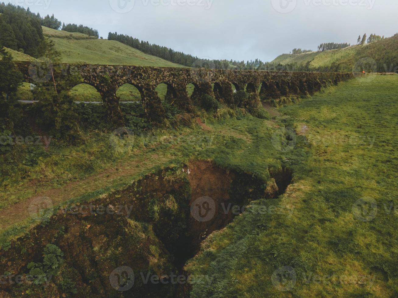 aqueduto hacer carvao en sao miguel, el azores foto