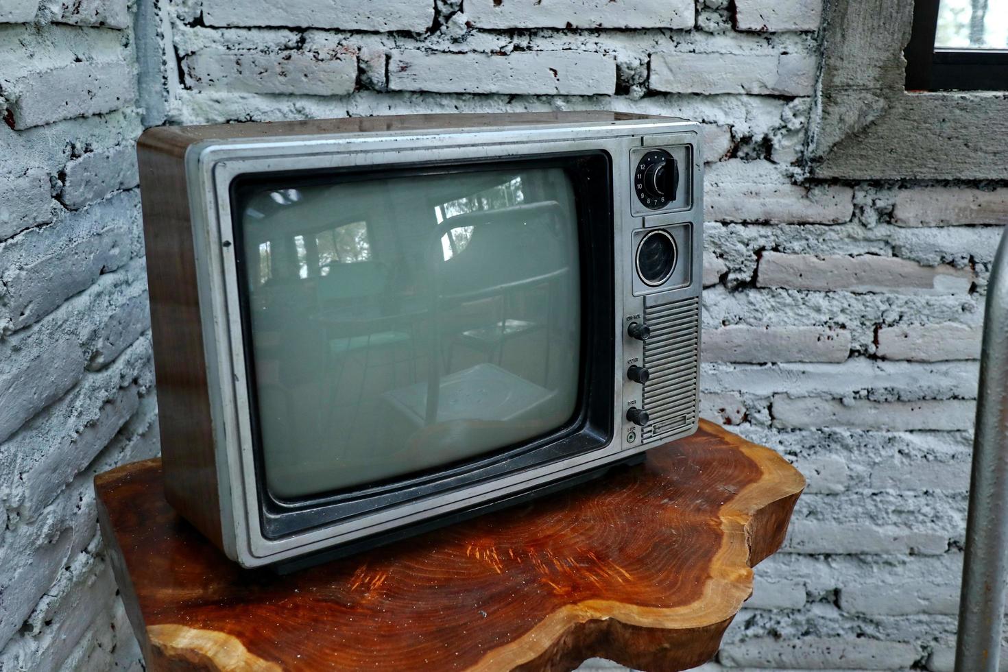 retro antiguo naranja televisión receptor en mesa foto