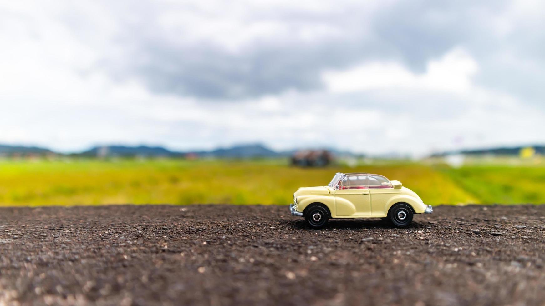 minahasa, indonesia enero de 2023, coche de juguete en el campo de arroz foto