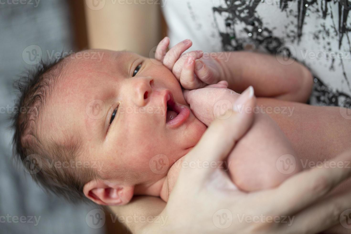 hermosa recién nacido bebé en su brazos.los niño es Siete dias viejo. foto