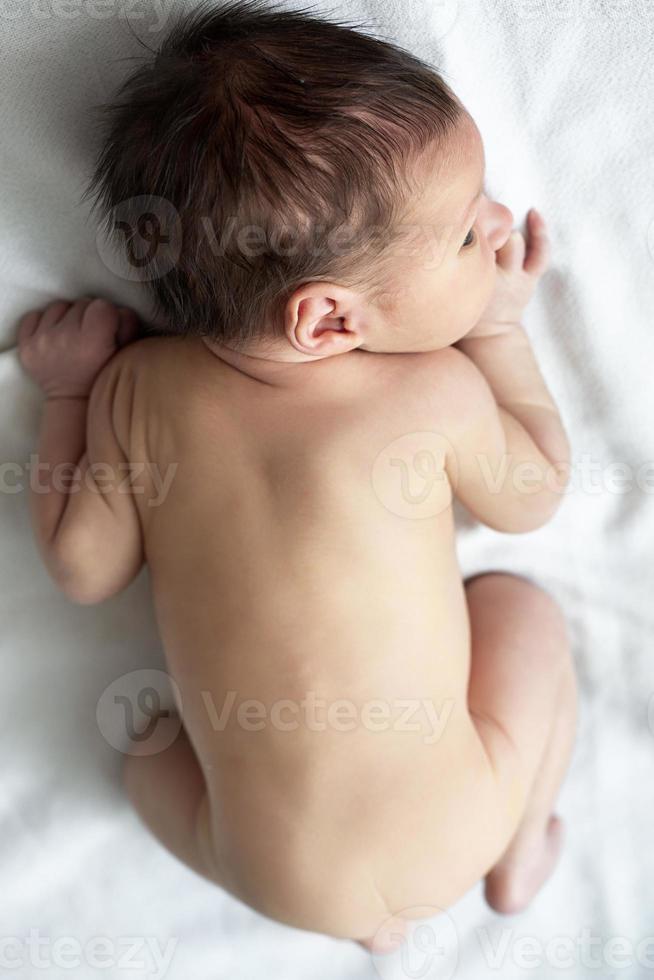 recién nacido desnudo bebé desde encima primer plano.el niño es Siete dias viejo. foto