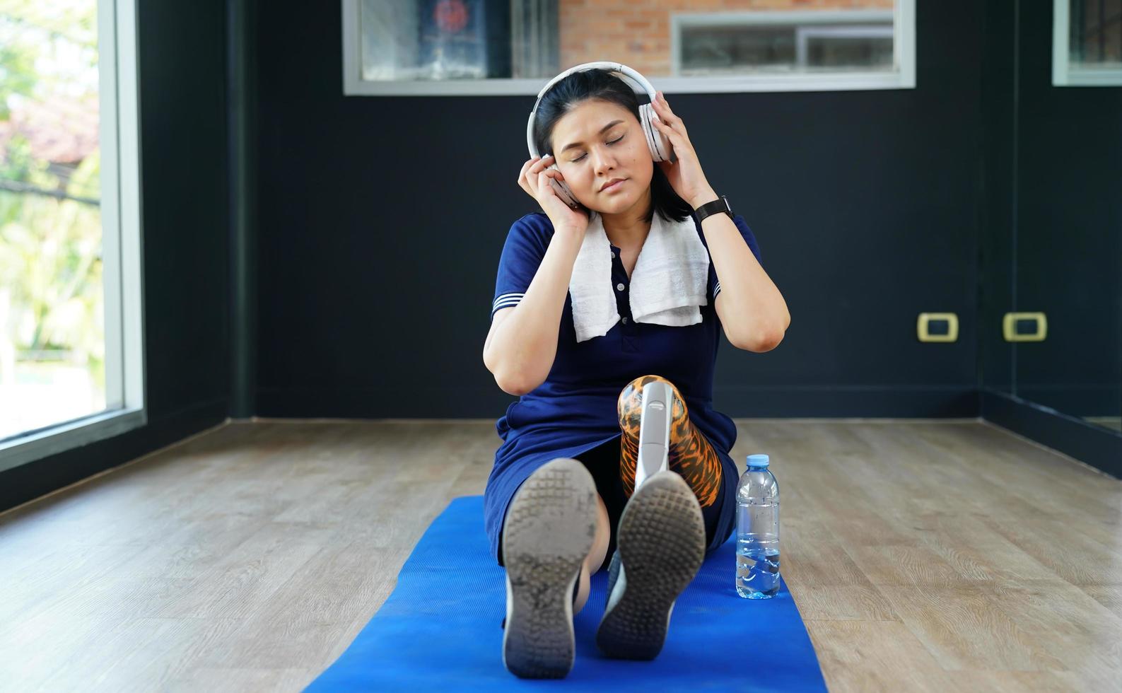 Young female with one prosthetic leg with the practice of using prosthetic legs to walk, exercise and and daily activities photo