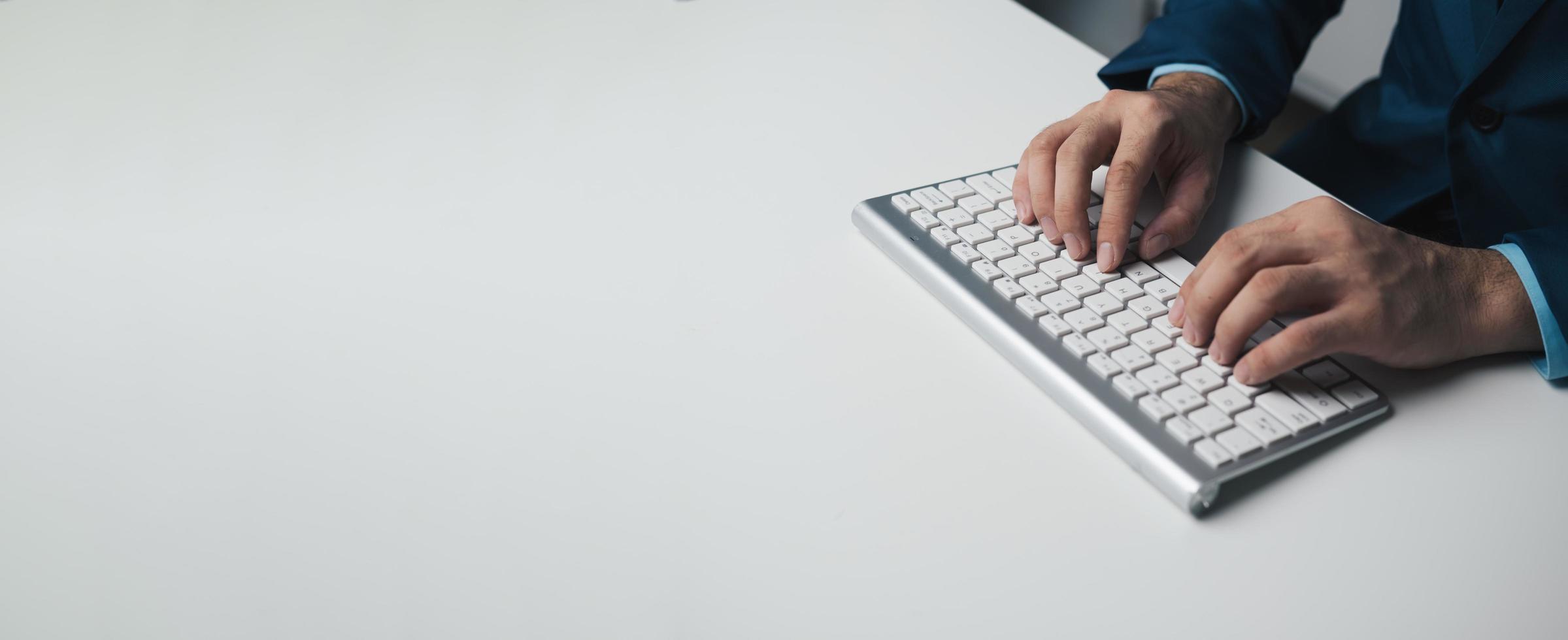 joven profesional empresario mecanografía en teclado computadora con Copiar espacio. foto