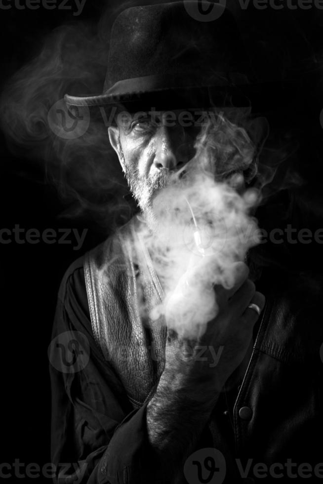 Man smoking the pipe photo