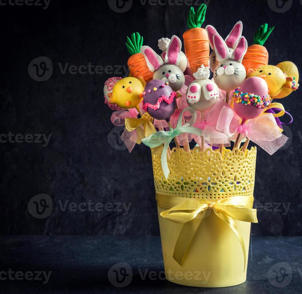 Pascua de Resurrección cesta con pastel estallidos foto