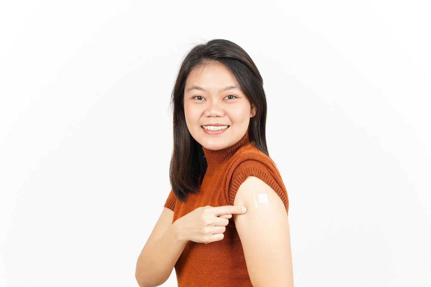 recibir covid-19 anti virus vacuna en Campaña de hermosa asiático mujer aislado en blanco antecedentes foto