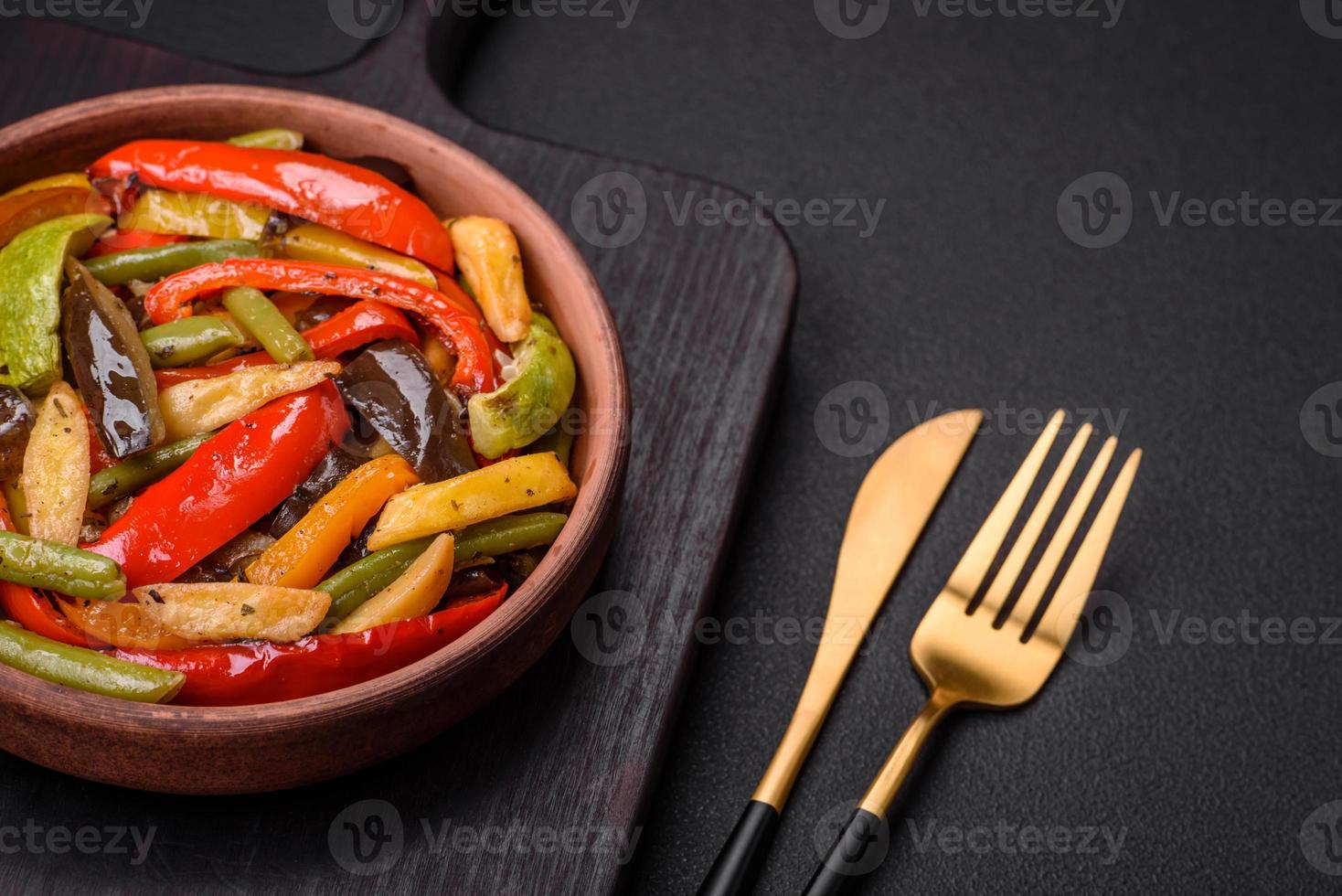 delicioso vegetales al vapor pimientos, espárragos frijoles y patatas foto