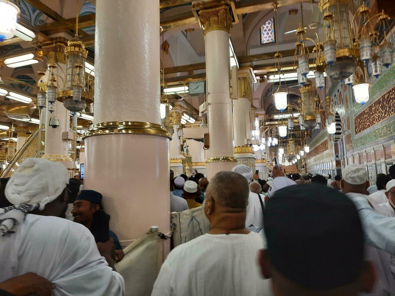 medina, saudi arabia, abril 2023 - musulmán peregrinos son yendo a visitar roza rasool a masjid Alabama nabawi medina foto