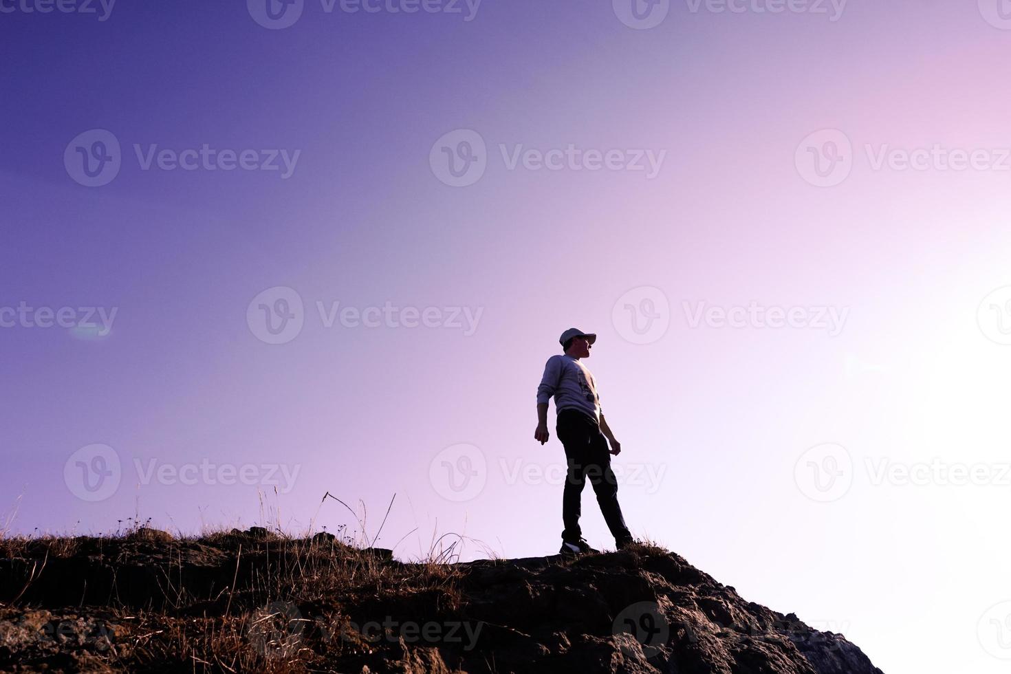 hombre trekking en el montaña, atención plena y meditación, bilbao, España foto