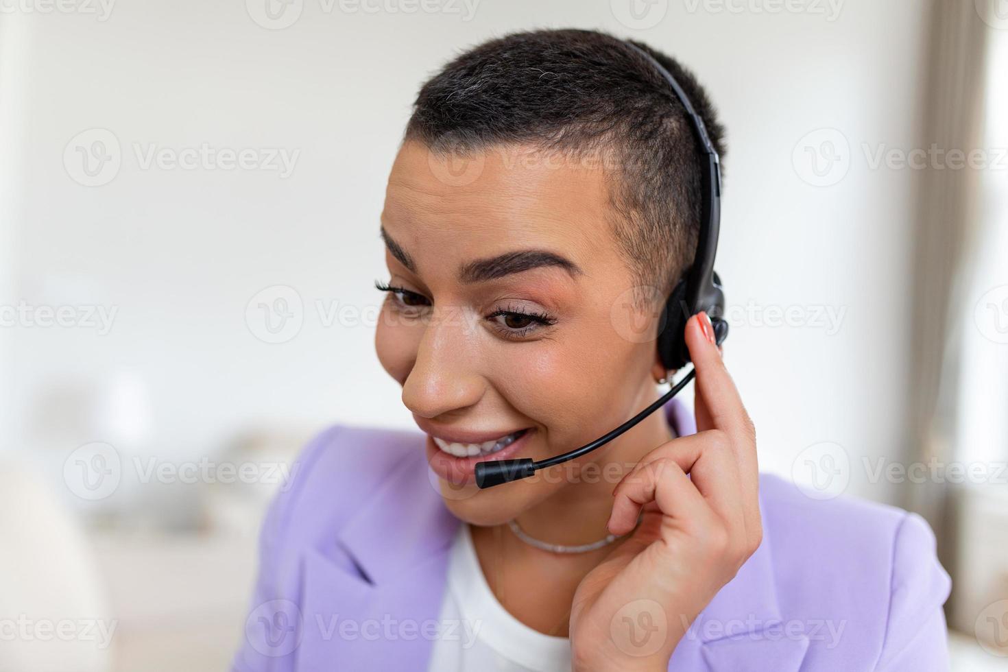 negocio mujer con auriculares trabajando con computadora a oficina. cliente Servicio asistente trabajando en oficina.mujer operador trabajando con auriculares y ordenador portátil a telemarketing cliente servicio. centro de llamadas foto