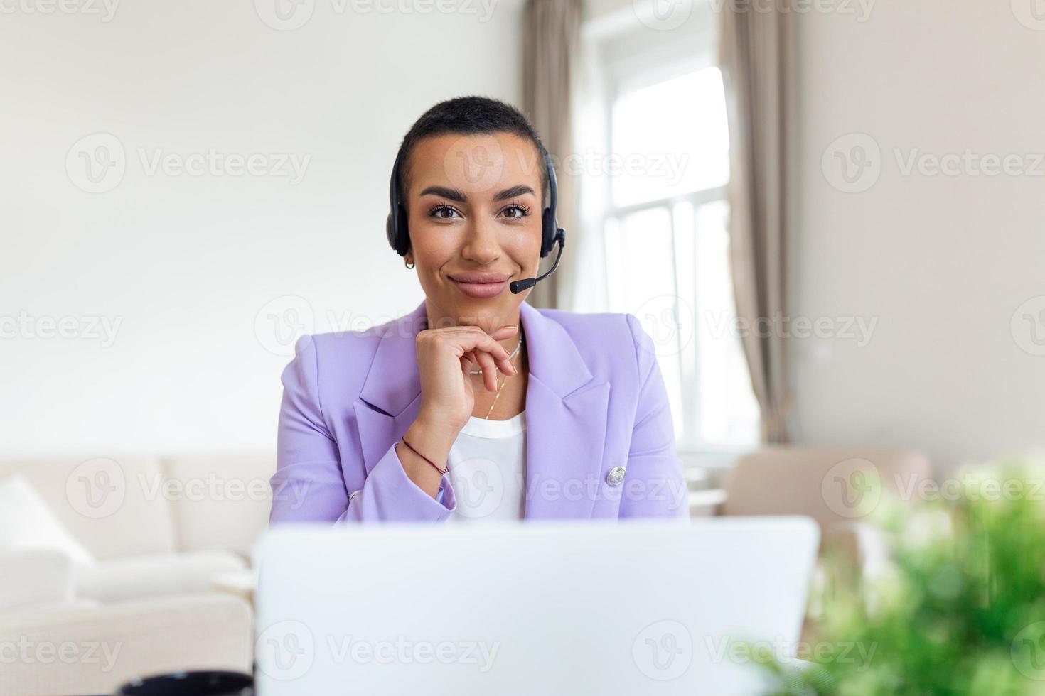 negocio mujer con auriculares trabajando con computadora a oficina. cliente Servicio asistente trabajando en oficina.mujer operador trabajando con auriculares y ordenador portátil a telemarketing cliente servicio. centro de llamadas foto