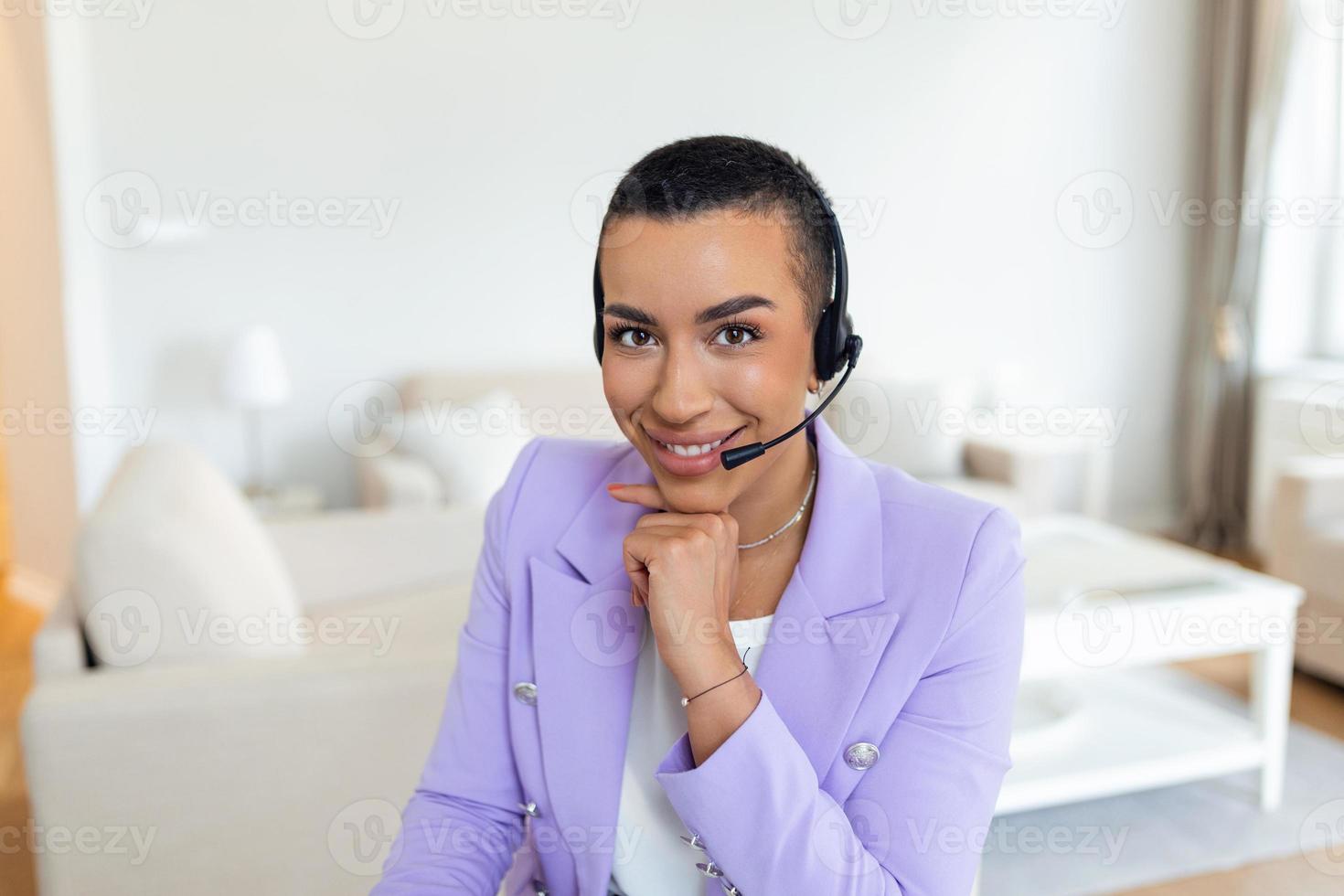 negocio mujer con auriculares trabajando con computadora a oficina. cliente Servicio asistente trabajando en oficina.mujer operador trabajando con auriculares y ordenador portátil a telemarketing cliente servicio. centro de llamadas foto