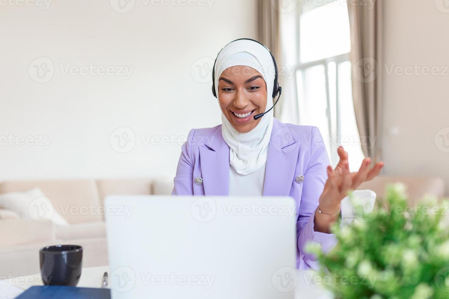 mujer de negocios en hijab teniendo un vídeo charla en ordenador portátil . hembra sentado a café y haciendo vídeo llamada utilizando auriculares y ordenador portátil computadora. foto