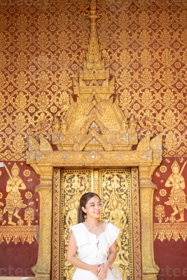 joven asiático mujer a wat seno zoco haram Luang prabang, Laos foto