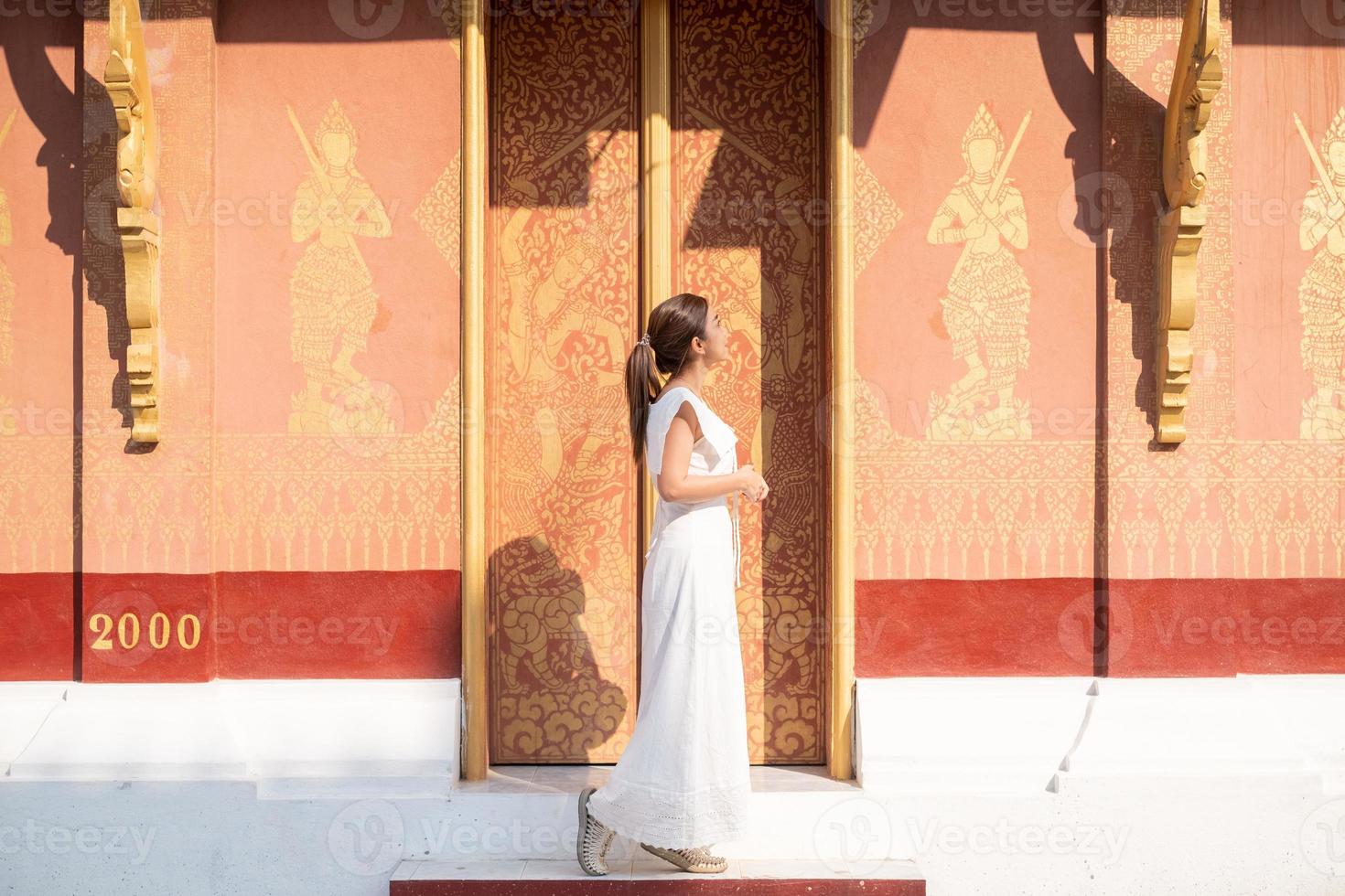 joven asiático mujer a wat seno zoco haram Luang prabang, Laos foto