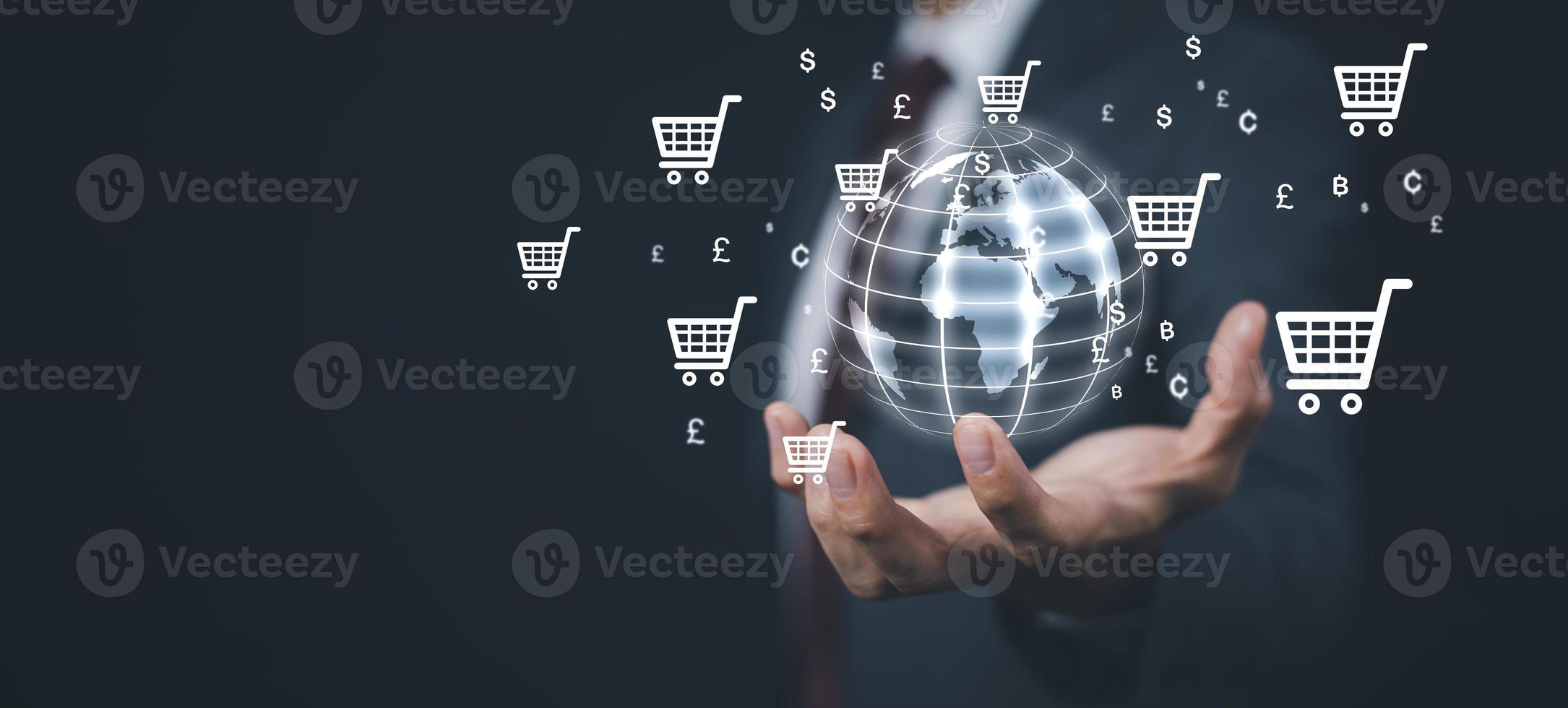 empresario mano sostener virtual mundo en línea compras concepto, mercado sitio web con virtual interfaz de en línea compras carro parte el red, en línea compras negocio con seleccionando compras carro. foto