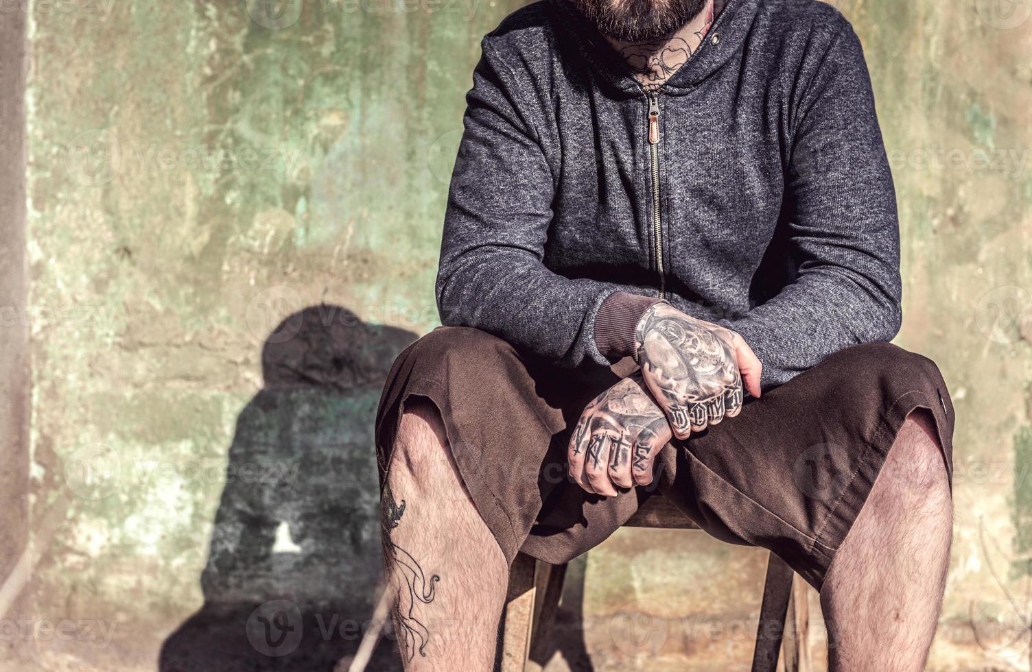 hombre con tatuajes en su manos foto