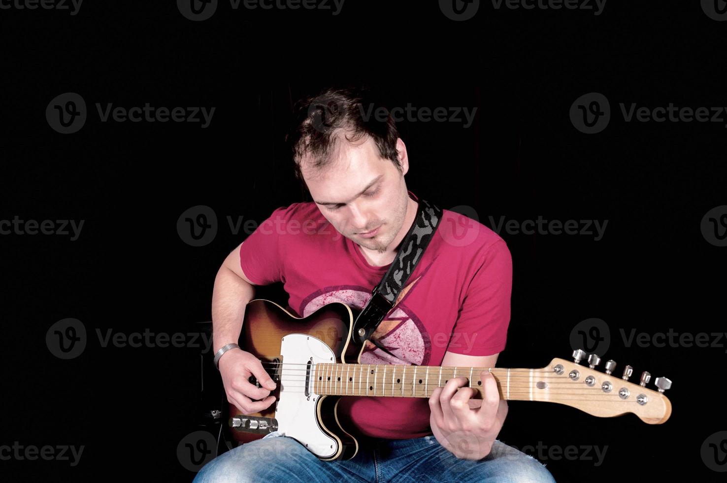 hombre tocando la guitarra foto