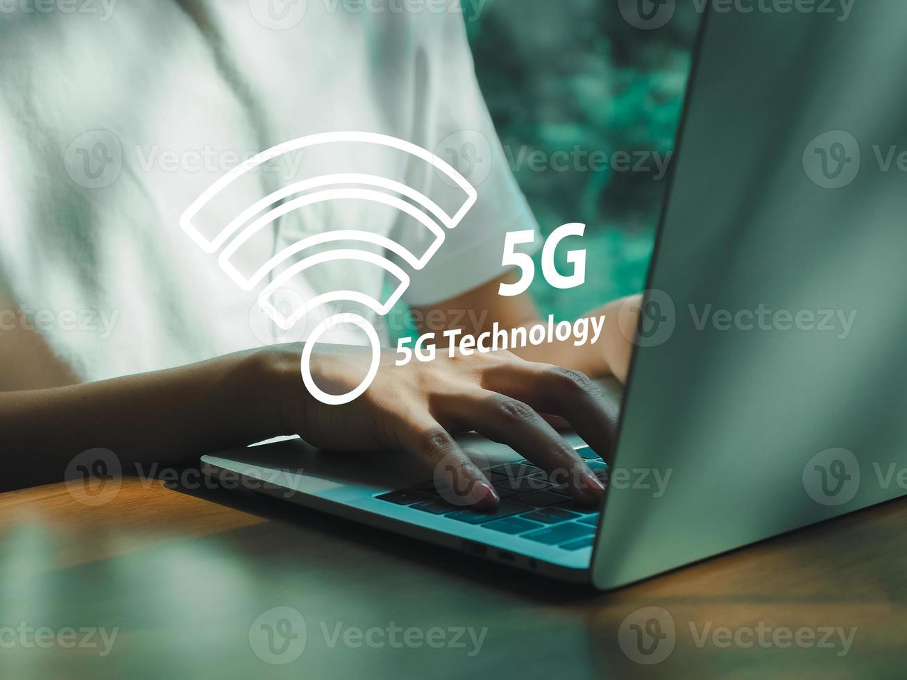 5g inalámbrico comunicación red concepto. joven mujer trabajando en Wifi conexión vía ordenador portátil. foto