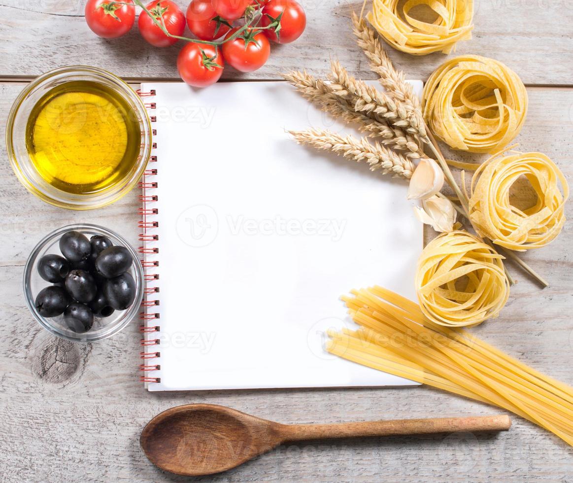 Cocinando libro con pasta foto