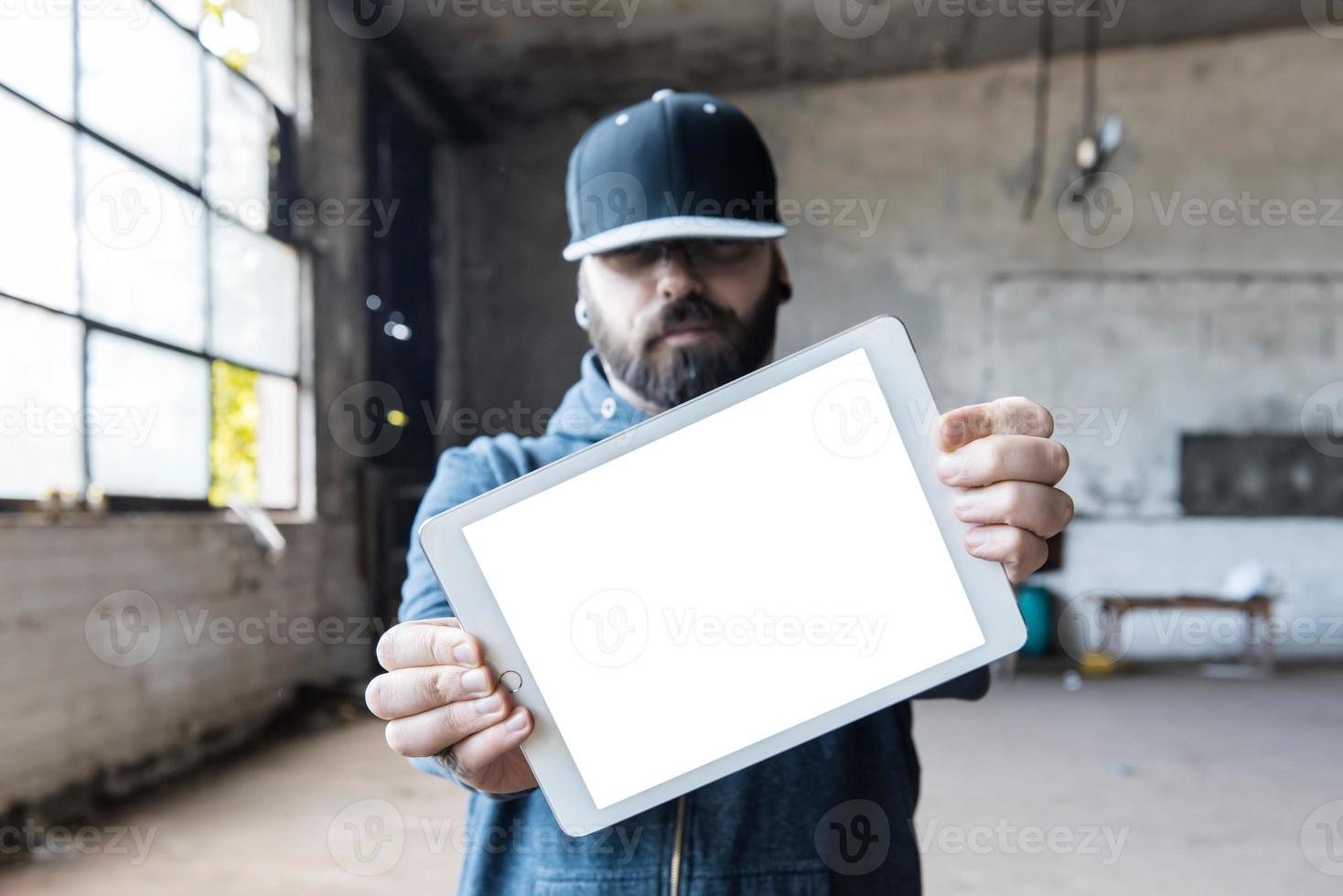 hombre participación tableta ordenador personal foto