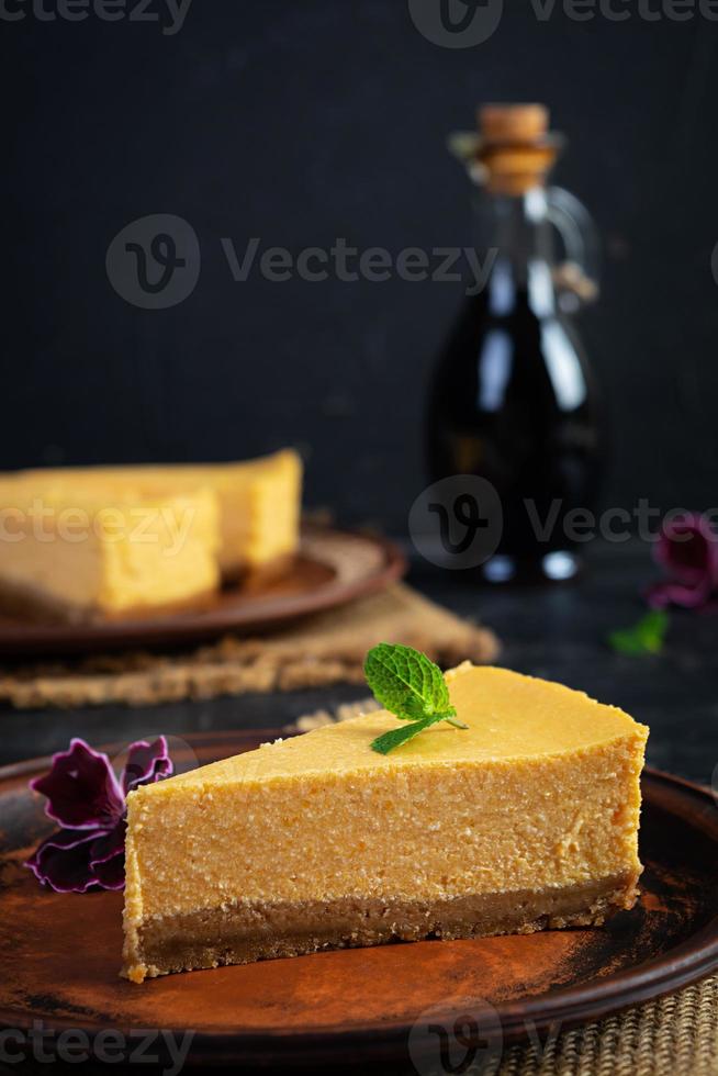 hecho en casa tarta de queso con calabaza. rebanada de delicioso pastel con calabaza foto