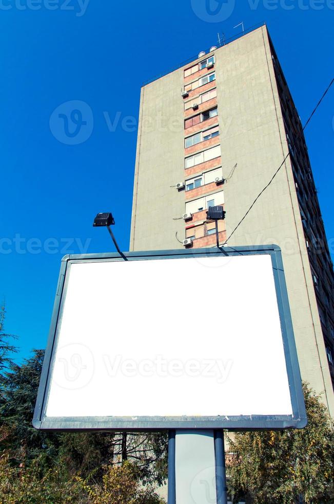 edificio y cartelera foto