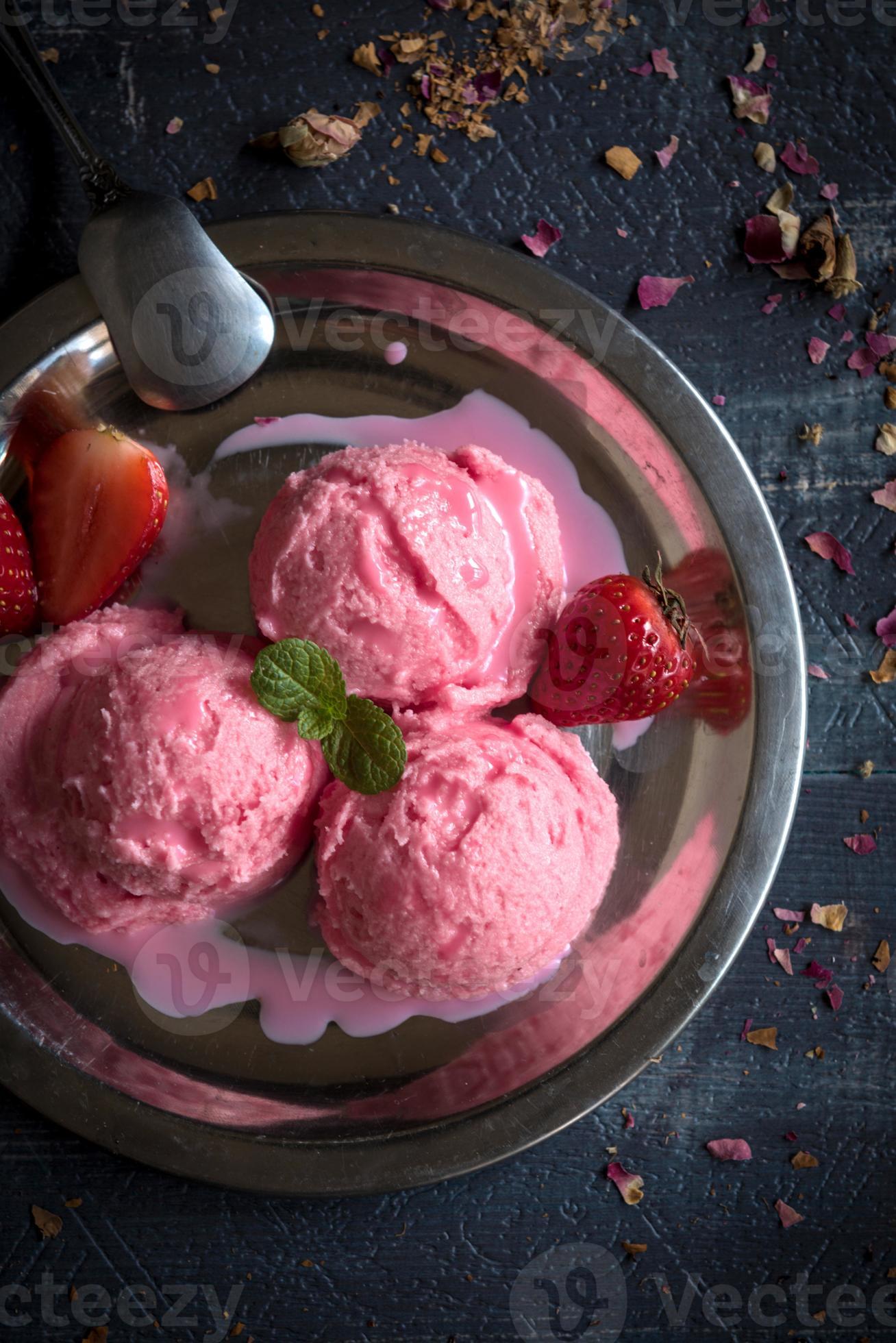 Strawberries ice cream 23032212 Stock Photo at Vecteezy