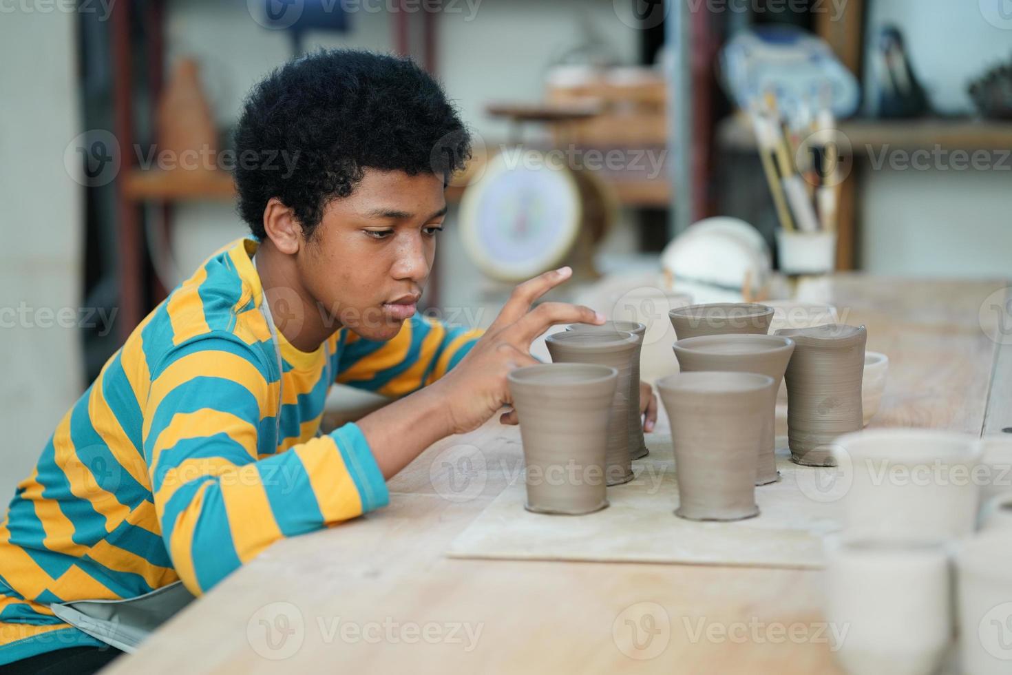 pequeño negocio propietario de joven personas creando cerámica foto