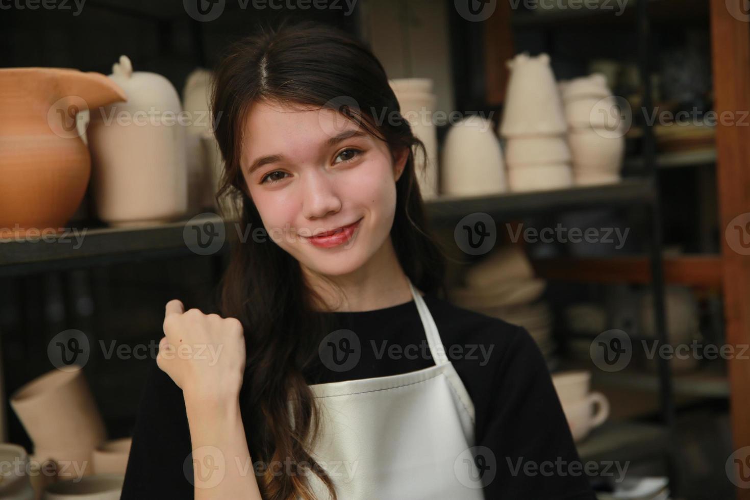 pequeño negocio propietario de joven personas creando cerámica foto