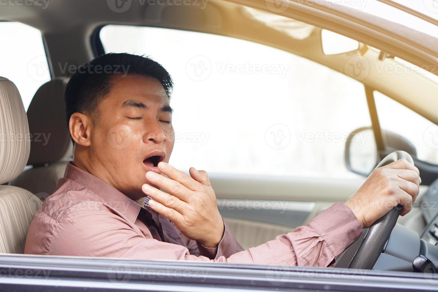 asiático hombre bostezo en auto, siente dormido mientras conduciendo. concepto, Campaña a detener conducción con ebrio, fatiga exhausto, enfermo indispuesto síntomas o negativo sentimientos ese lata porque coche accidente. foto